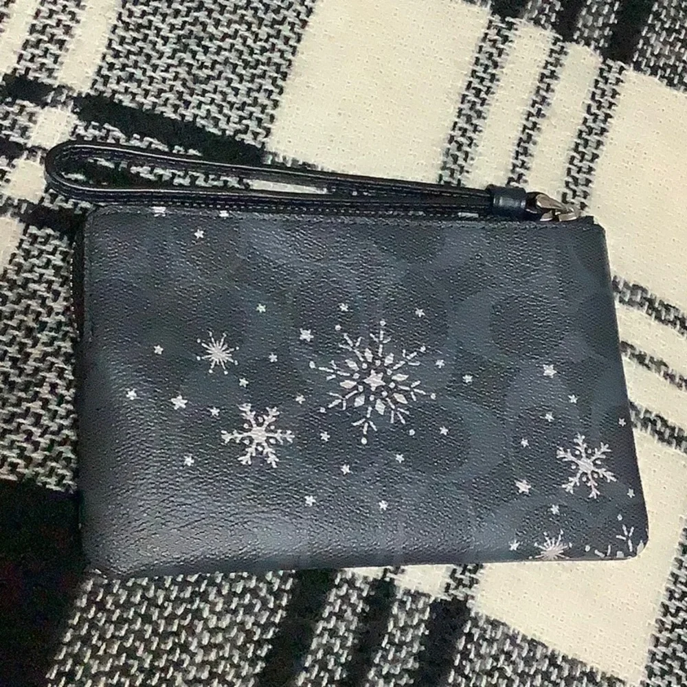 Coach signature corner zip snowflake pattern wallet - Picture 2 of 6